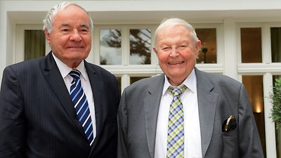 Helmut Claas úr nagy örömmel fogadta a régi ismerőst: Helmut Claas és Dr. Sziráki András, aki az 1970-es évek végén megkötötte a szerződést a CLAAS és a Mezőgép között, majd 1997-ben az ő közreműködésével és támogatásával valósulhatott meg, hogy a CLAAS KGaA teljes jogutódlással megvásárolta a Mezőgép Rt. törökszentmiklósi gyáregységét és megalapította magyarországi leányvállalatát, a CLAAS Hungária Kft.-t. -